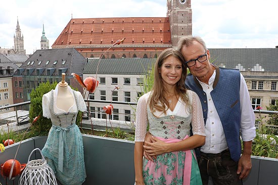 Cathy Hummels mit ihrem Vater Freddy bei der der Catherine Hummels by Angermaier Kollektion (©Foto: Martin Schmitz)